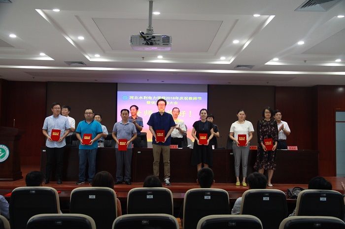 8先进工作者代表领奖.JPG 8先进工作者代表领奖.JPG